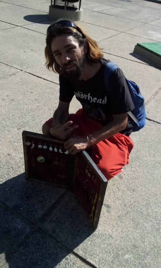 O artesão Edson vindo do sul do Paraná - Curitiba (Foto: Rafael Junqueira/Mundo Pauta) O artesão Edson vindo do sul do Paraná - Curitiba (Foto: Rafael Junqueira/Mundo Pauta)