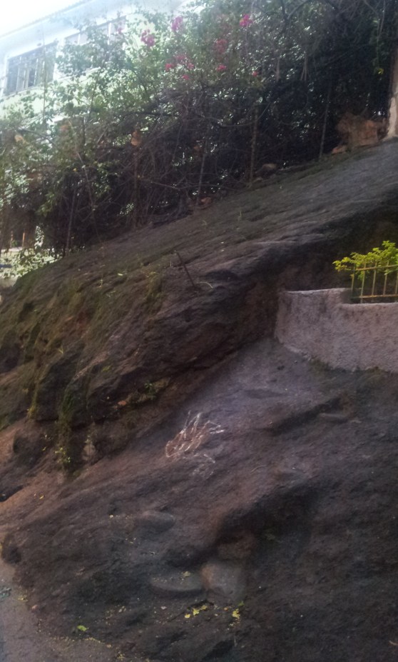 Rochedo do morro da Babilônia na residência da Rua Deputado Soares Filho (Foto: Rafael Junqueira/ Mundo Pauta)