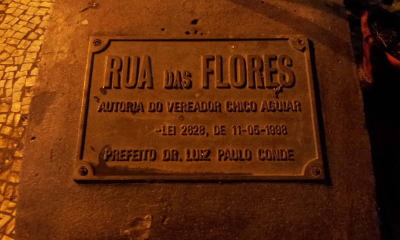 Placa de nomeação do trecho da Major Ávila (Foto: Rafael Junqueira/ Mundo Pauta)