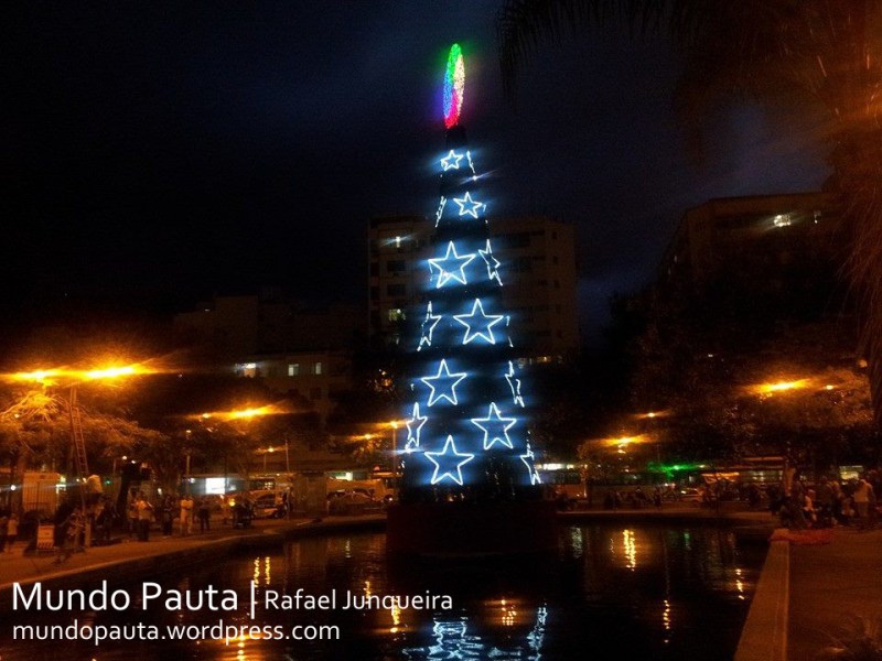 Árvore de Natal na Praça Saens Pena (Foto: Rafael Junqueira / Mundo Pauta)